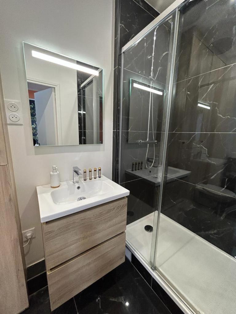 Stylish Modern Studio Apartment Parigi Esterno foto